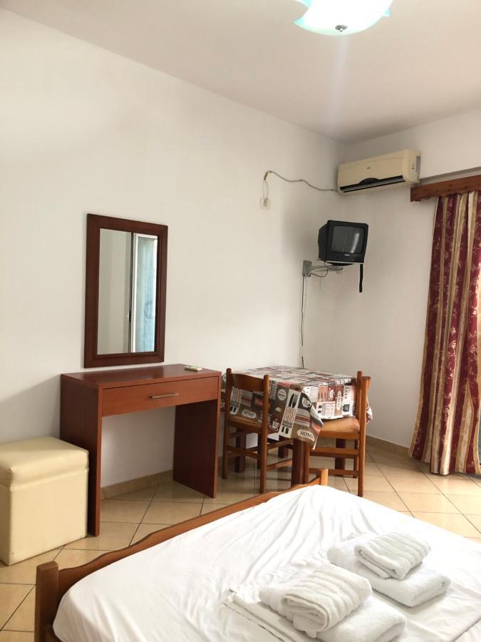 Center Hotel Pirro Himare Exterior foto