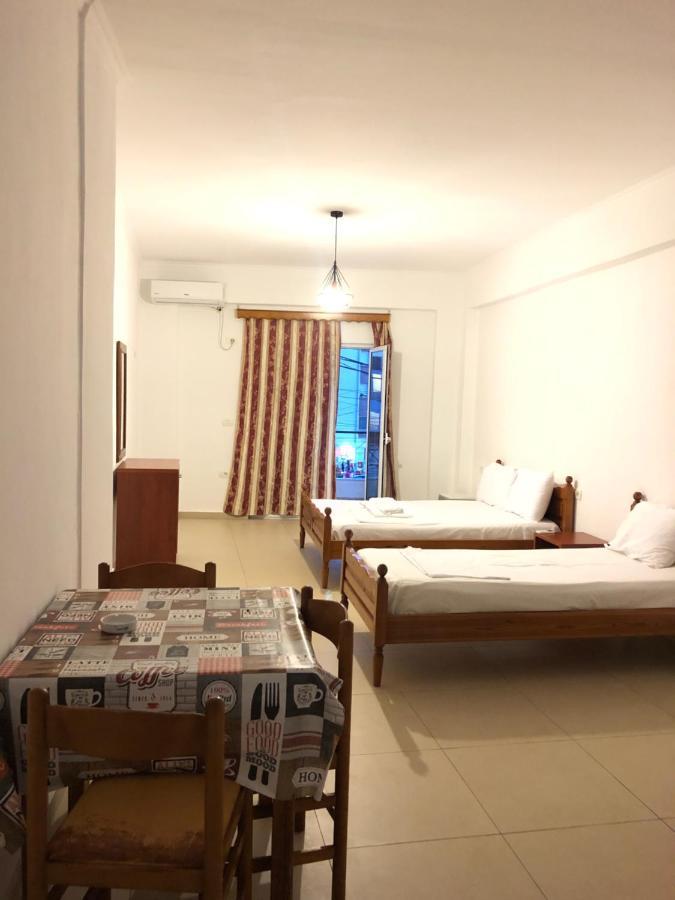 Center Hotel Pirro Himare Exterior foto