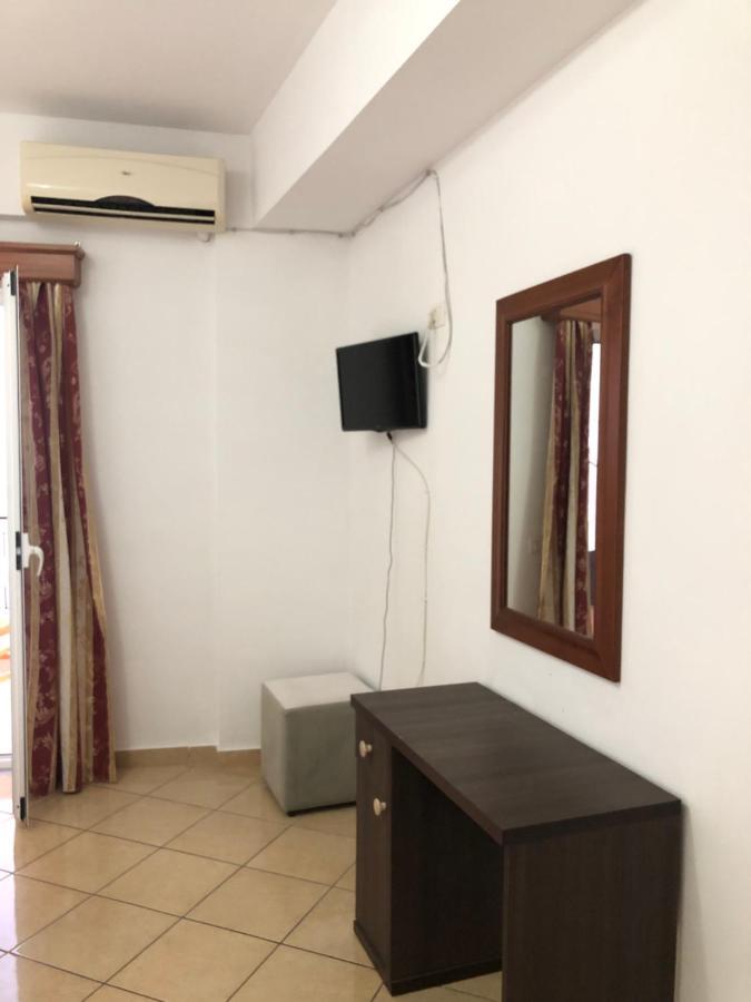 Center Hotel Pirro Himare Exterior foto
