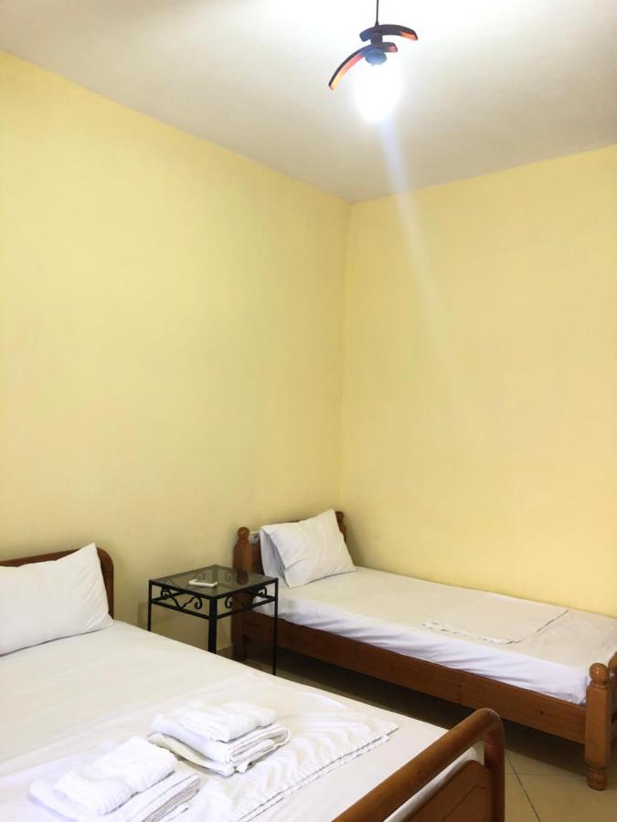Center Hotel Pirro Himare Exterior foto