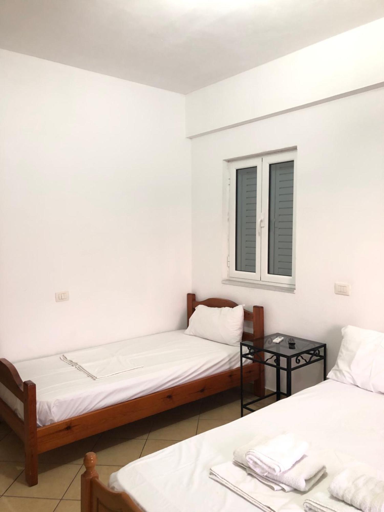 Center Hotel Pirro Himare Exterior foto