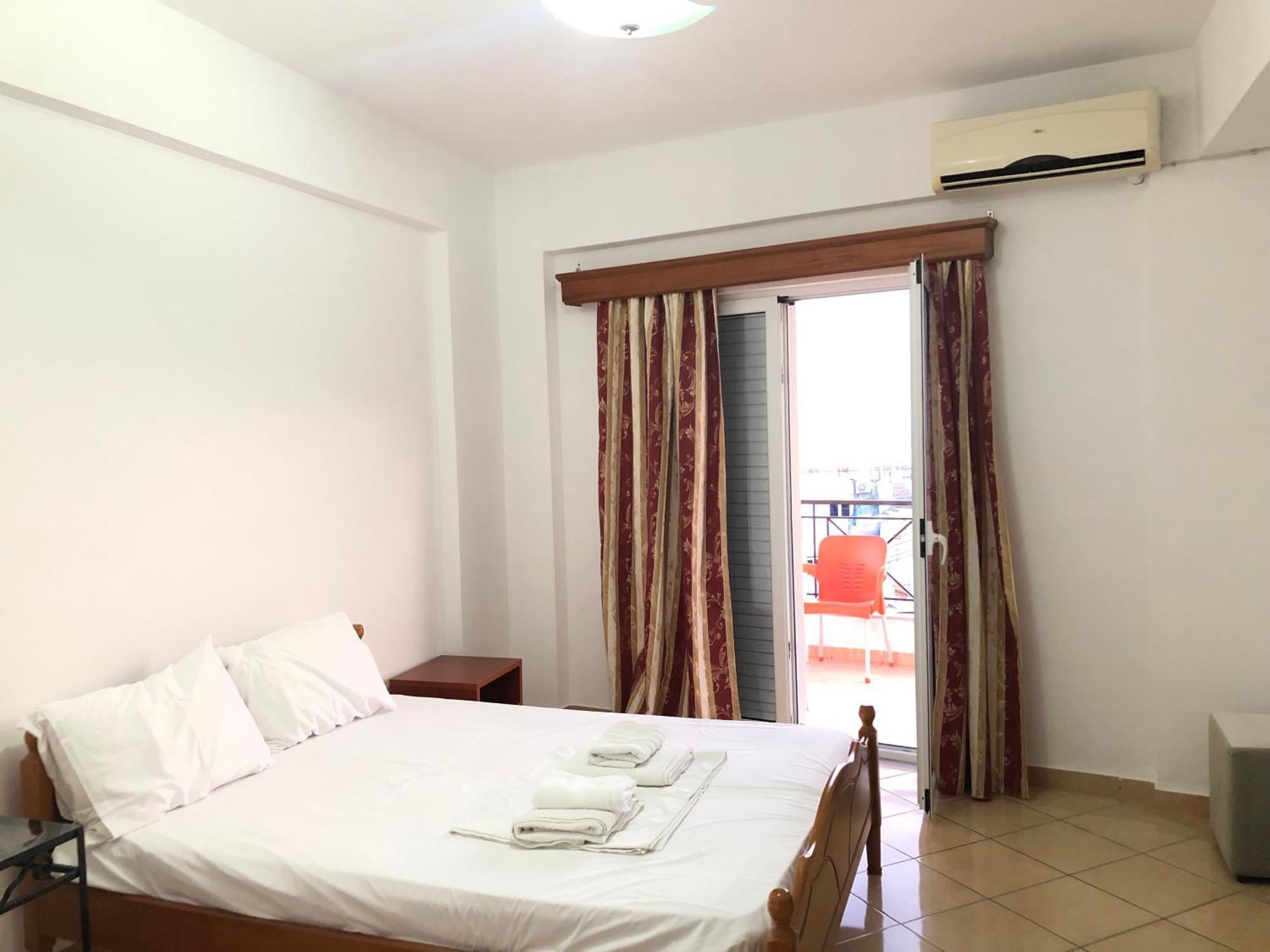 Center Hotel Pirro Himare Exterior foto